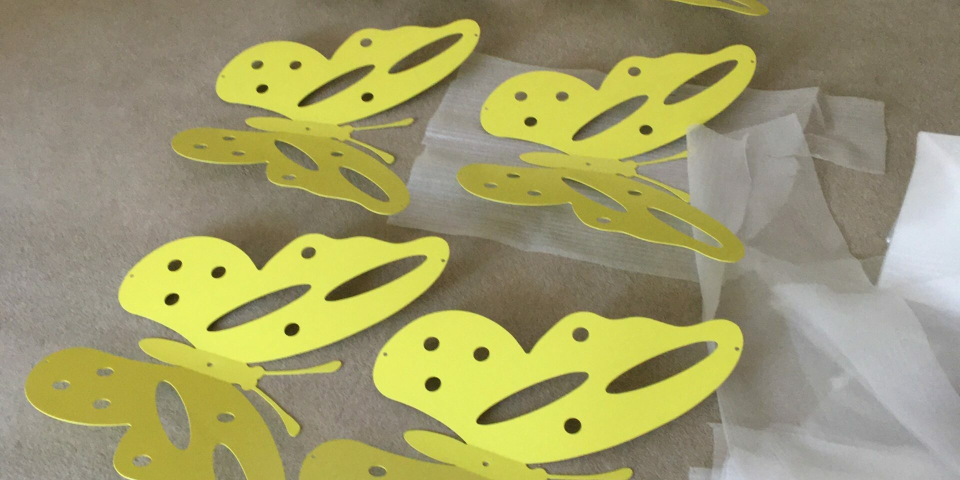 IMG_7410 (002) Abgebaut, gereinigt, verpackt: Die Schmetterlinge der Sommerdeko machen Platz für den Herbst und warten auf ihren nächsten Einsatz im Frühjahr.