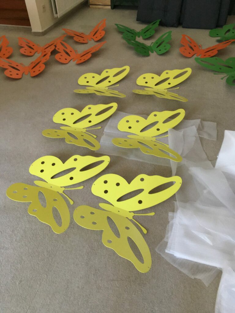 Abgebaut, gereinigt, verpackt: Die Schmetterlinge der Sommerdeko machen Platz für den Herbst und warten auf ihren nächsten Einsatz im Frühjahr.