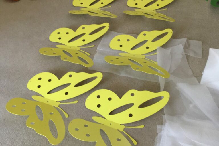 Abgebaut, gereinigt, verpackt: Die Schmetterlinge der Sommerdeko machen Platz für den Herbst und warten auf ihren nächsten Einsatz im Frühjahr.