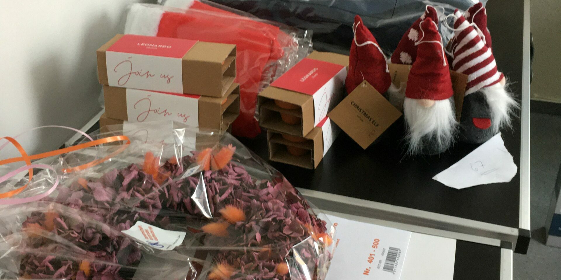 Kartons voller Tombolapreise – gespendet von Kirchroder Betrieben, sortiert und nummeriert von Frau Busche