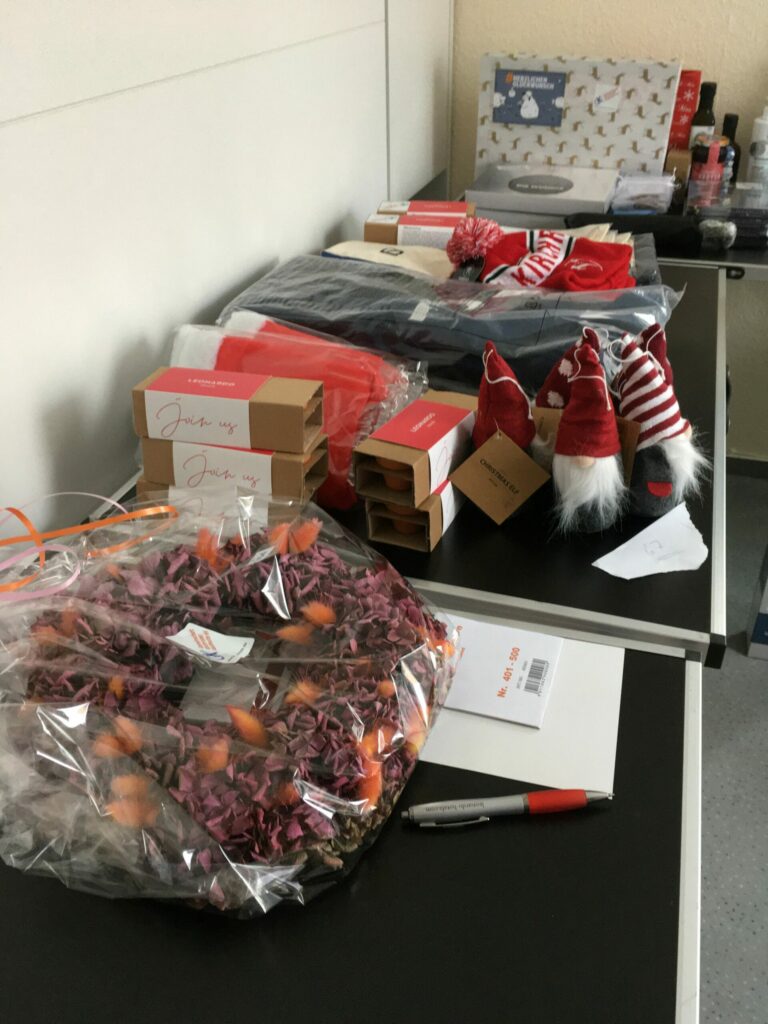 IMG_7573 (002) Kartons voller Tombolapreise – gespendet von Kirchroder Betrieben, sortiert und nummeriert von Frau Busche