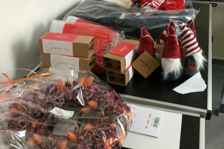 Kartons voller Tombolapreise – gespendet von Kirchroder Betrieben, sortiert und nummeriert von Frau Busche