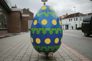 Riesiges buntes Osterei